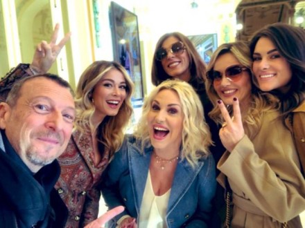 Amadeus beato tra le donne a Sanremo 2020
